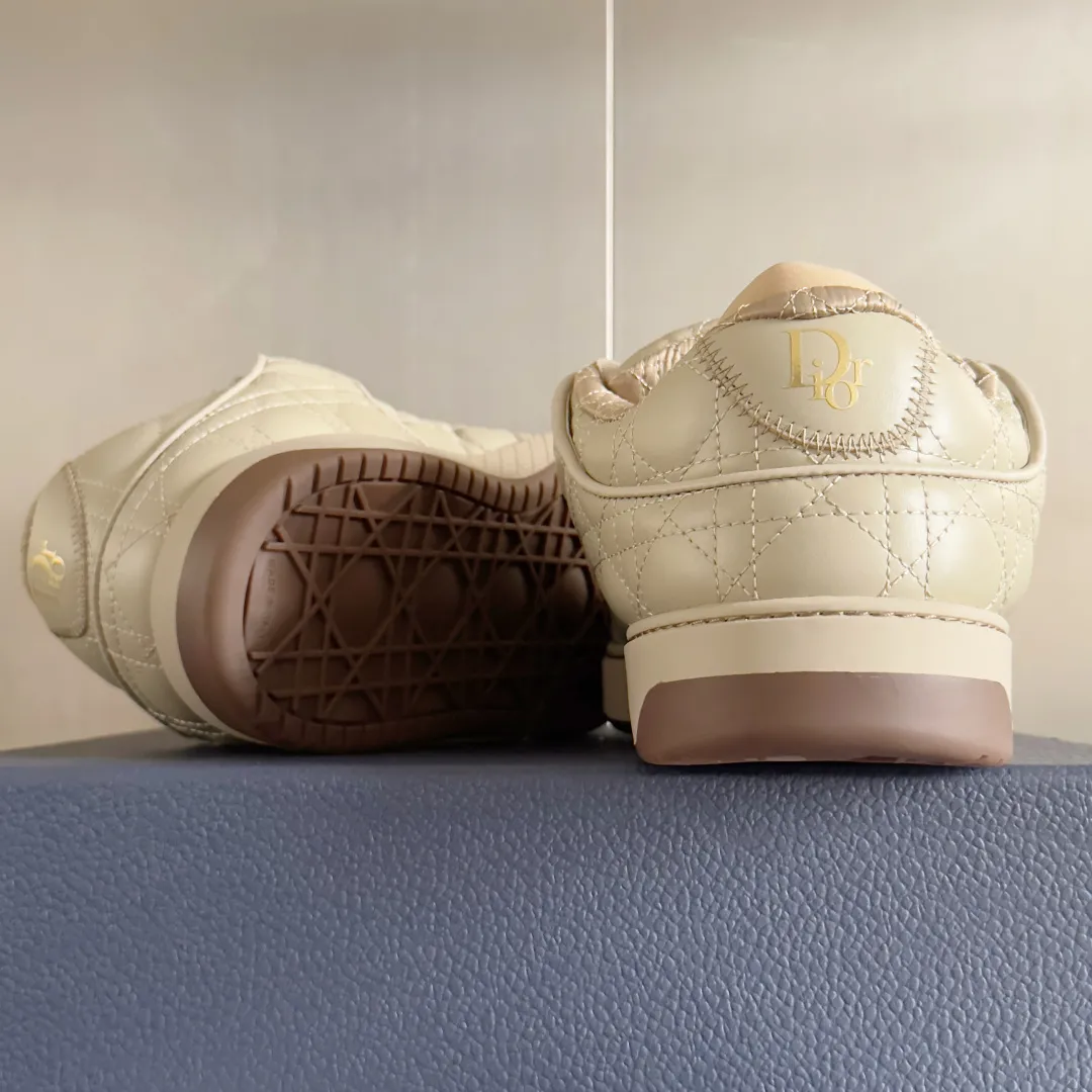[DIOR] P: 820💰 Men's 39-44. (Male 38. 45. Customized) Dior Dior B9S series top version bread shoes casual sports shoes skate shoes original purchase development and production This new B9S skateboard sneakers are inspired by skateboarding and Dior's high-order spirit. Crafted from navy blue cotton tweed, the classic cannage pattern is reinterpreted with grained calfskin details in homage to Dior's savoir-faire. Padded tongue and technical fabric leg provide ideal comfort. Iconic details abound throughout the design, such as the Dior signature on the heel and tongue, cannage-patterned panels, and the rubber Dior Charm signature on the side inspired by the Dior logo. The rubber soles engraved with Oblique printing with a gradient effect are more refined and can add a high-end temperament to various looks. Exquisite packaging at the delivery counter🛍📦 ▪️Fabric: Original customized first-layer cowhide + tweed ▪️Inner lining: Customized breathable lining ▪️Outsole: Original open-molded anti-slip TPU material ▪️Sole thickness: 3.5CM.